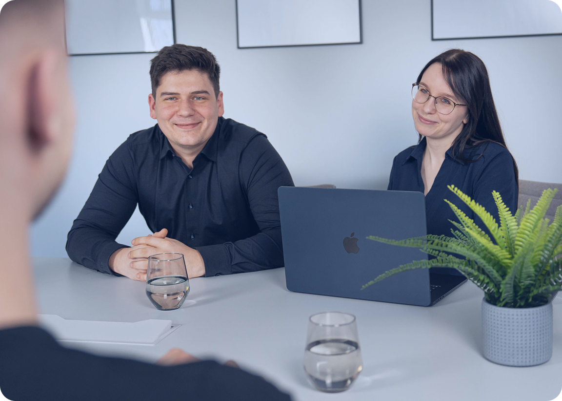 Ines und Leon beim Kundengespräch